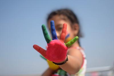 Kind bunte Hand