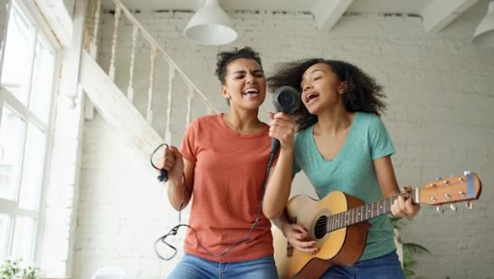 offenes Singen (c) Foto von unsplash.com/@silverkblack