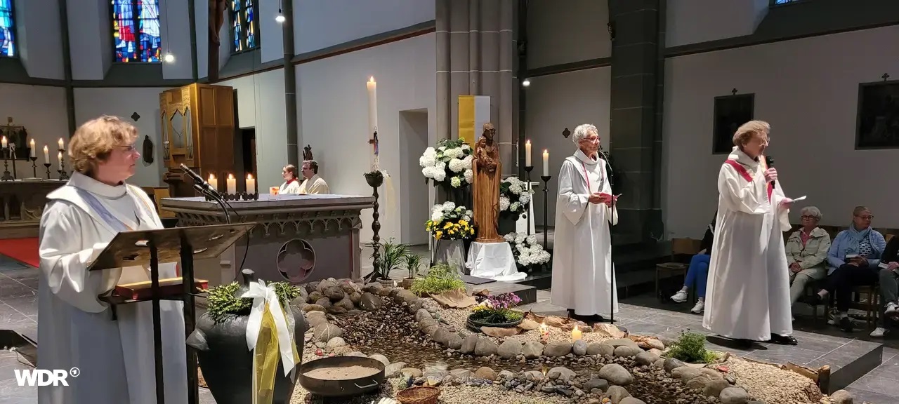 wdr-drei-frauen-predigten-in-einer-katholischen-gemeinde-in-krefeld-fuer-mehr-rechte-100 (c) WDR/Peter Hild